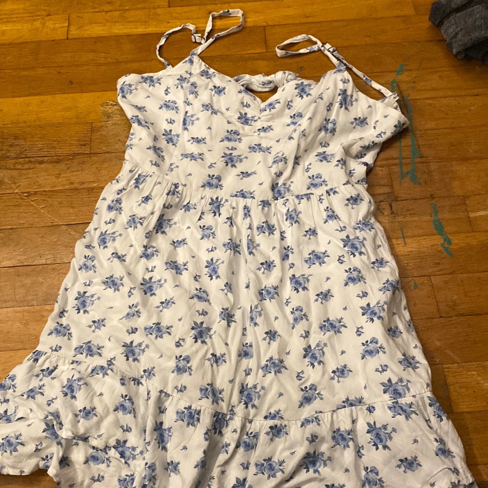 Hollister open back white blue floral dress size medium